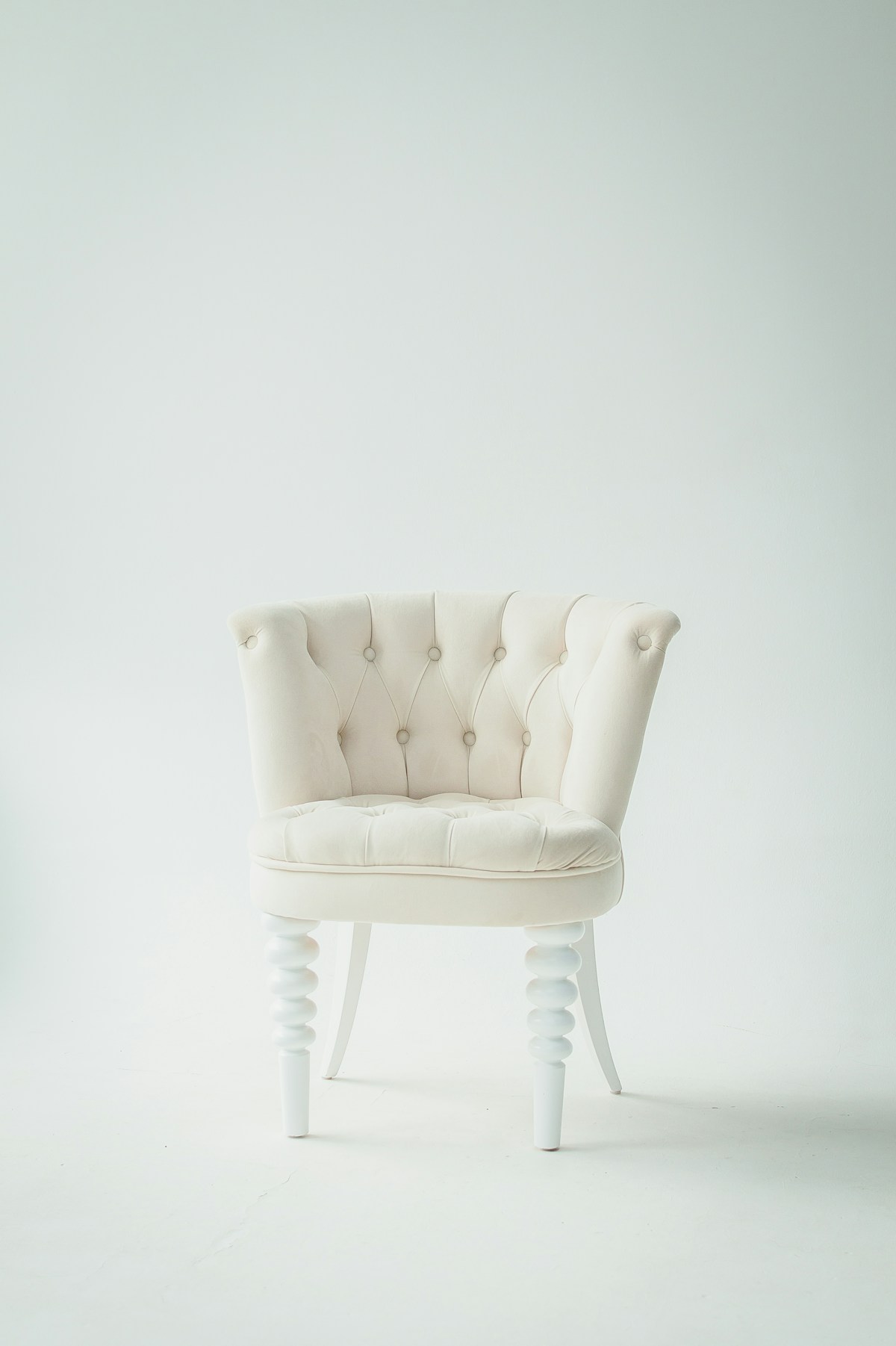 Armchair mid-century trong không gian phòng khách